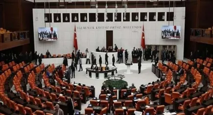 TBMM'de gerginlik sona erdi, oturum yeniden başladı: Şık ve Özalan'a kınama cezası
