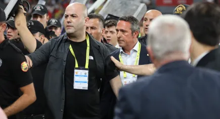 Göztepe ve Fenerbahçe maçında arbede: Ali Koç'a yabancı madde atıldı