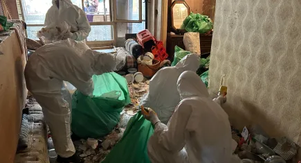 Karşıyaka'da bir evden 25 yıllık çöp çıktı