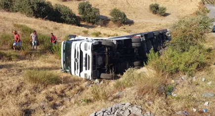 Manisa’da tır yan yattı: 1 yaralı