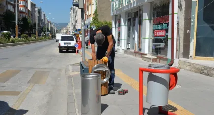 Bilecik’te ana cadde üzerindeki çöp kovaları yenilendi