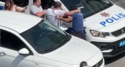Buca'da ekip aracının önce aynasını kırdı, sonra polise yumruk attı