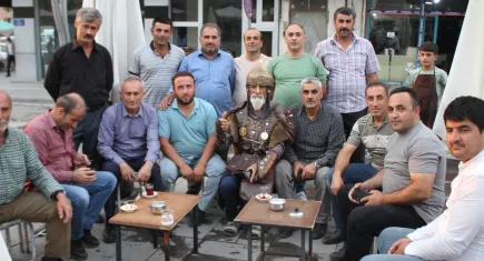 Denizli'de Sultan Alparslan kostümlü Hacı Hasan Keskin’e yoğun ilgi