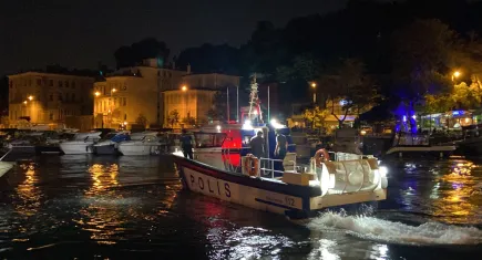 İstanbul'da tekne battı: İçerisinde bulunan 3 kişi ve 1 köpek yüzerek kurtulurken, 1 kişi kayboldu