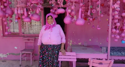 Pembe renk aşığı Sakine Akkul: Mezar taşım pespembe olsun