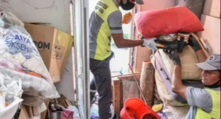 Apartmandaki 6 kamyon çöpü 8 saatte temizlediler!