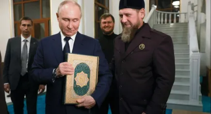 Putin'in camide Kuran-ı Kerim'i öptüğü anlar gündem oldu