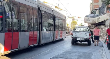 Bina yıkımı İBB’nin tramvay seferlerini durdurmadı