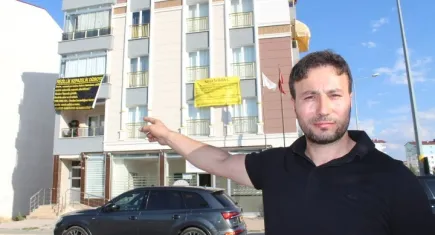 Kiraladığı dükkanını geri alamayan mal sahibi astığı pankart ile isyan etti