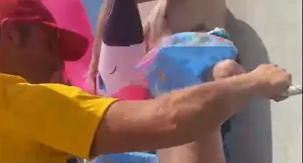 Deniz simidiyle süreklenen çocuğu can kurtaran kurtardı!