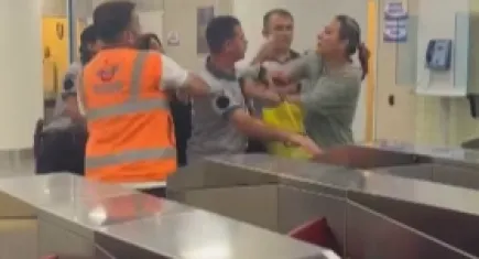 Marmarayda kadın yolcu ile güvenlik görevlilerinin ücretsiz kart kavgası