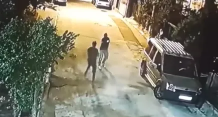 Evinin önünde kurşunların hedefi oldu