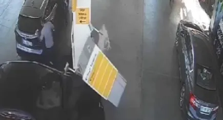 Kontrolden çıkıp akaryakıt istasyonuna daldı
