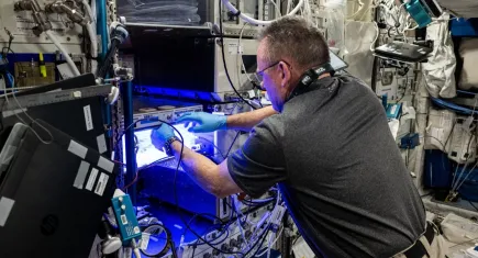 NASA uzayda mahsur kalan astronotların gelecek yıl döneceğini açıkladı