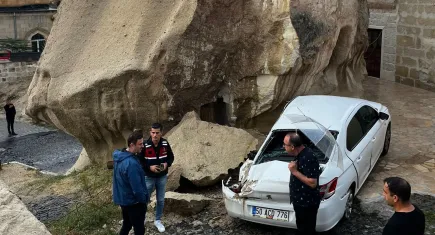 Ünlü turistlik bölgeyi sel vurdu: Kopan kayalar araçlarda hasara neden oldu