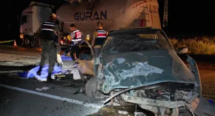 Otomobil tıra arkadan çarptı: 1 ölü, 1 yaralı