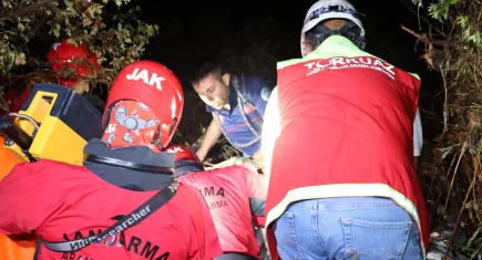 Selde kalan 40 kişi kurtarıldı