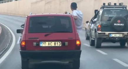Düğün konvoyundaki tehlikeli yolculuk