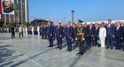 İzmir’de 30 Ağustos Zafer Bayramı çelenk sunma töreni ile başladı