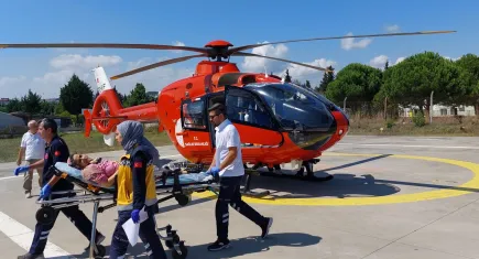 Ambulans helikopter yaşlı kadın için hareket etti