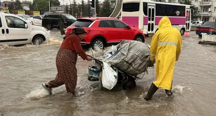 Uşak ve Afyonkarahisar sağanak yağışa teslim oldu