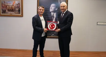 Başkan Türkmen’den Çağın’a teşekkür plaketi