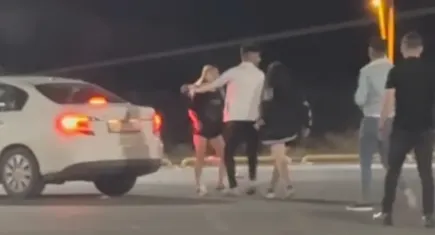 Genç kızların tekme tokat kavgası kamerada