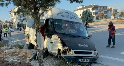 Tarım işçilerini taşıyan minibüs kaza yaptı: Çok sayıda yaralı var!