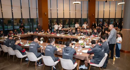 TFF Başkanı Hacıosmanoğlu, A Milli Takım ile yemekte buluştu