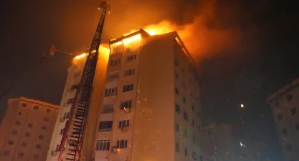İzmir'deki yangında çatısı yanan Manolya Apartmanı tamir ediliyor