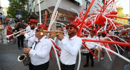 Selçuklular EFEST'te buluştu: EFEST korteji ve coşku dolu OZBİ konseri