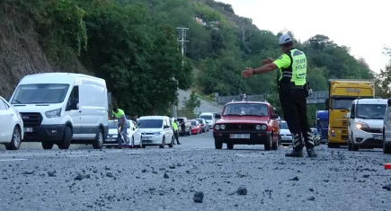 Taş ocağında patlama: Taşlar karayoluna savruldu