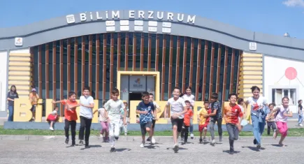 Bilim Erzurum'da çocuklar dünyayı keşfederken eğleniyor