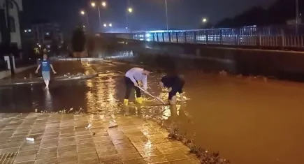 Çorum'da sağanak sele döndü... Araçlar yollarda kaldı