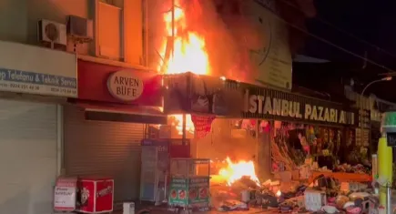 Hediyelik eşya mağazasındaki yangın havai fişekleri tek tek patlattı