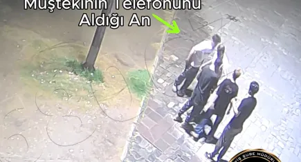 İzmir haber: Bıçakla tehdit ederek telefonunu gasp ettiler