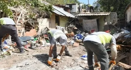 Bir evden 14 kamyon çöp çıktı