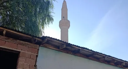Cami minaresine yıldırım düştü