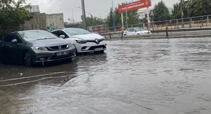 İzmir’deki altyapı yetersizliği yağmurlu havada gün yüzüne çıktı