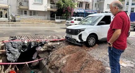 İzmir'i sağanak etkili oldu: 1 araç göçen yolun içine düştü