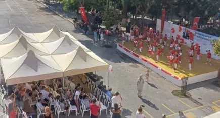 Buca’da öğretmen ve öğrencisiz kutlama