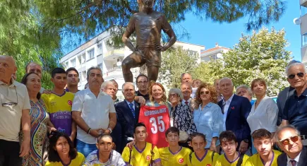 ‘Taçsız Kral’ Metin Oktay, İzmir’de anıldı