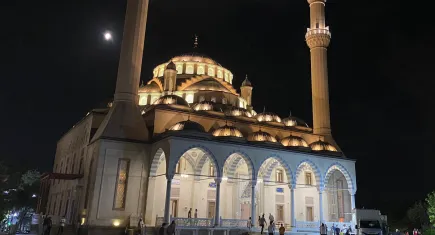İzmir'de vatandaşlar, Mevlit Kandili dolayısıyla camilere akın etti