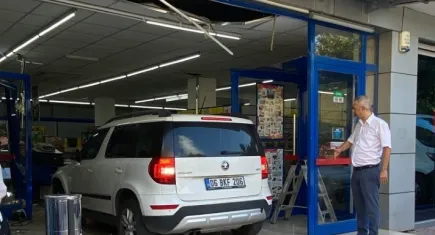 Otomobil markete daldı: Vatandaş çekiliş var sandı