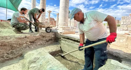 İzmir'de bin 800 yıllık Romalı gladyatörün lahiti bulundu