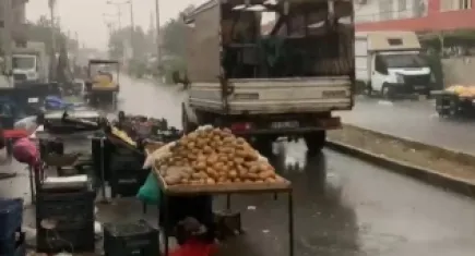 Mardin'i sağanak ve şiddetli rüzgar vurdu: Vatandaş korunacak yer aradı