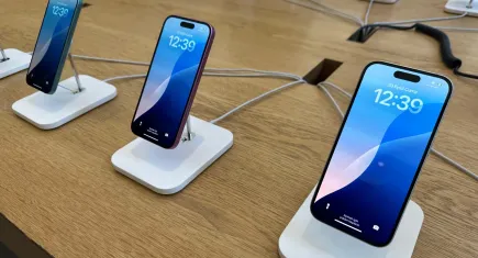 120 bin liralık telefon alabilmek için 17 saat sıra beklediler!