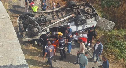 Fındık işçilerini taşıyan minibüs şarampole devrildi: Çok sayıda yaralı var