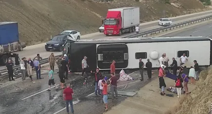 Yolcu otobüsü devrildi: 10 yaralı!