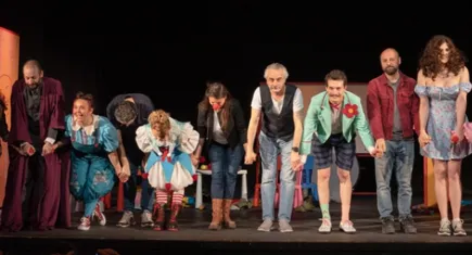 Soytarılar Okulu İzmir’de sahne alıyor